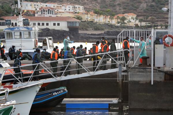 The first two boats of 2021 arrive in Tenerife with 99 people on board