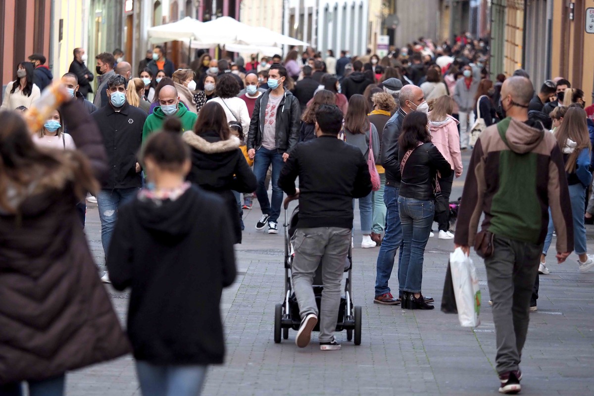 Shopping centres and high streets are packed in Santa Cruz and La Laguna