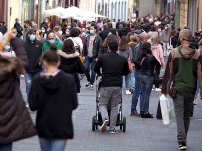 Shopping centres and high streets are packed in Santa Cruz and La Laguna