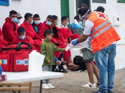 The Canary Islands Government defends the use of hotels for immigrant children