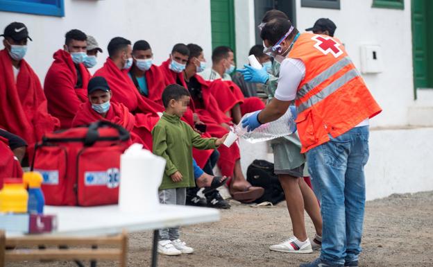 The Canary Islands Government defends the use of hotels for immigrant children