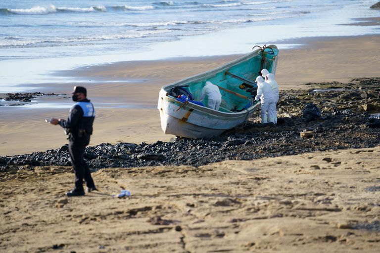 Four dead from cayuco that arrived on beach in El Medano this morning