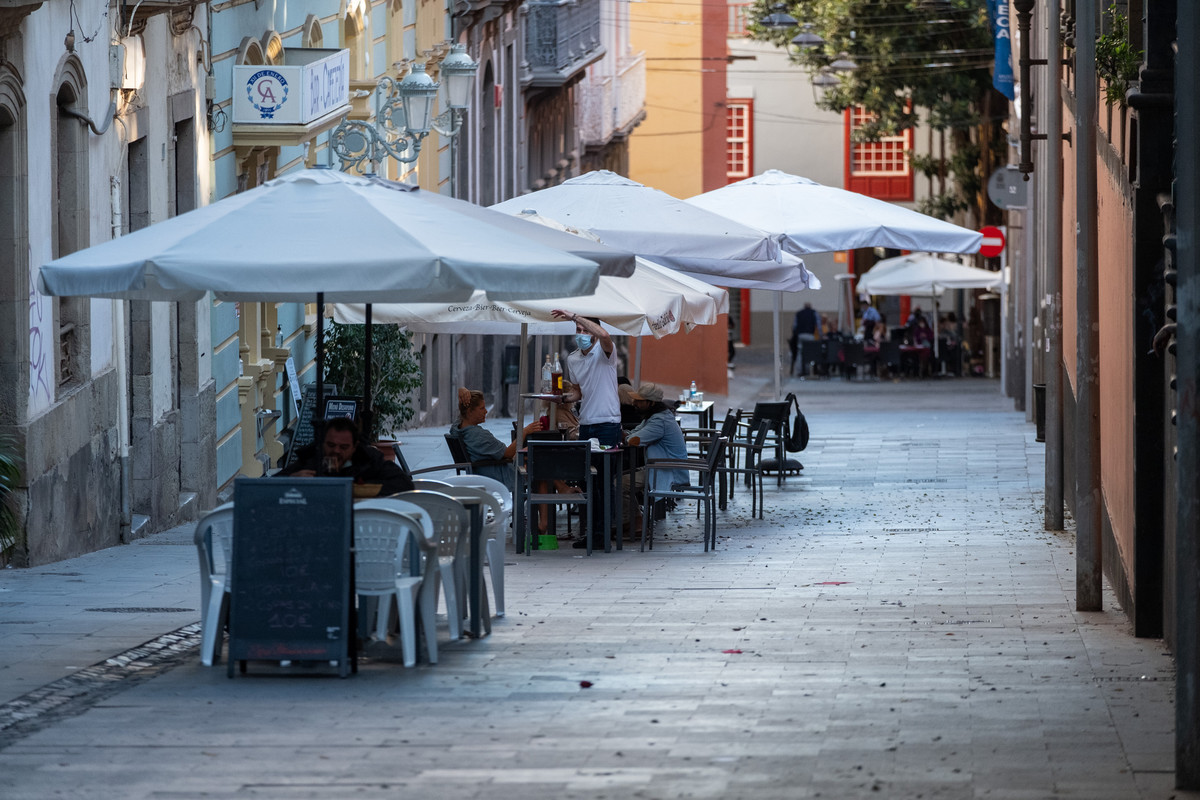 What restrictions will be in place from Sunday in the Canary Islands?