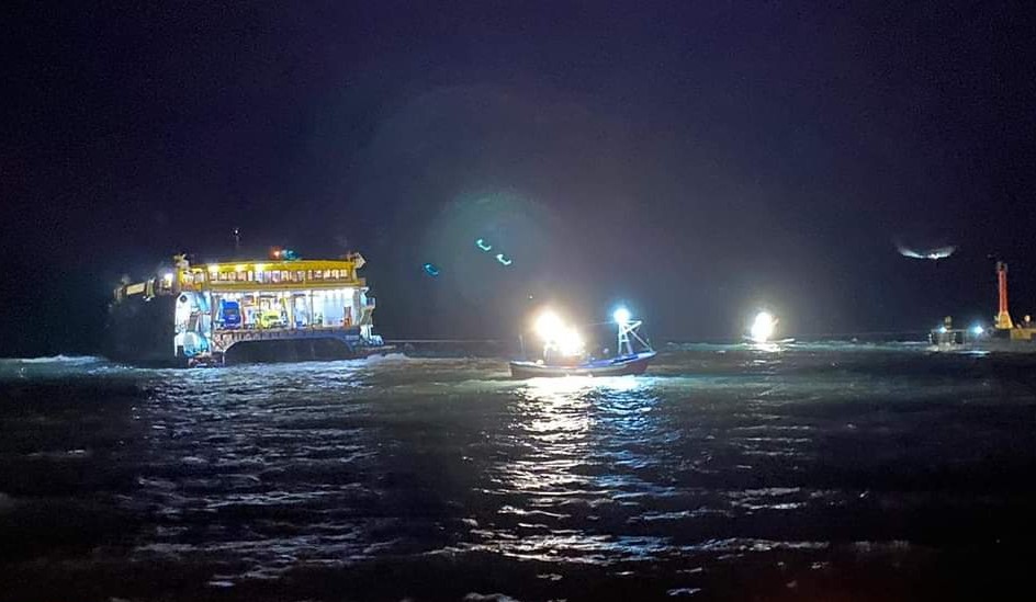 Fred Olsen ferry runs aground in adverse weather conditions in Agaete