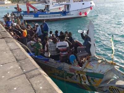 Cayuco with 89 occupants arrives in Los Cristianos, one of them deceased