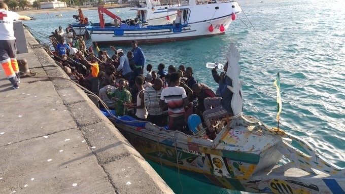 Cayuco with 89 occupants arrives in Los Cristianos, one of them deceased
