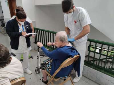 Vaccination begins in the south at the Los Cristianos Residence for the Elderly