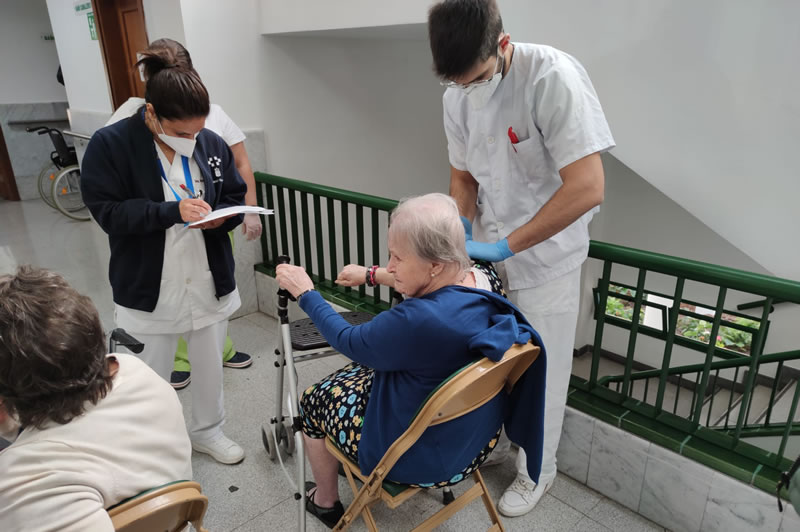 Vaccination begins in the south at the Los Cristianos Residence for the Elderly