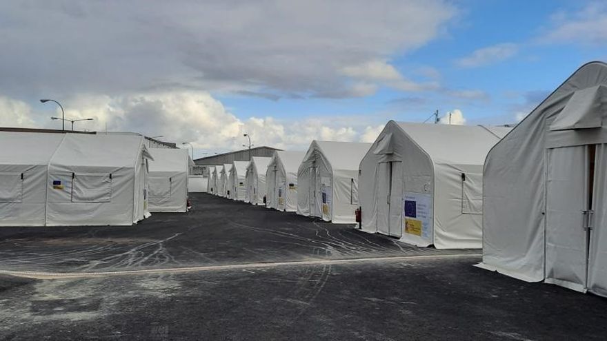 'Canarias 50' opens to start transferral of immigrants from hotels