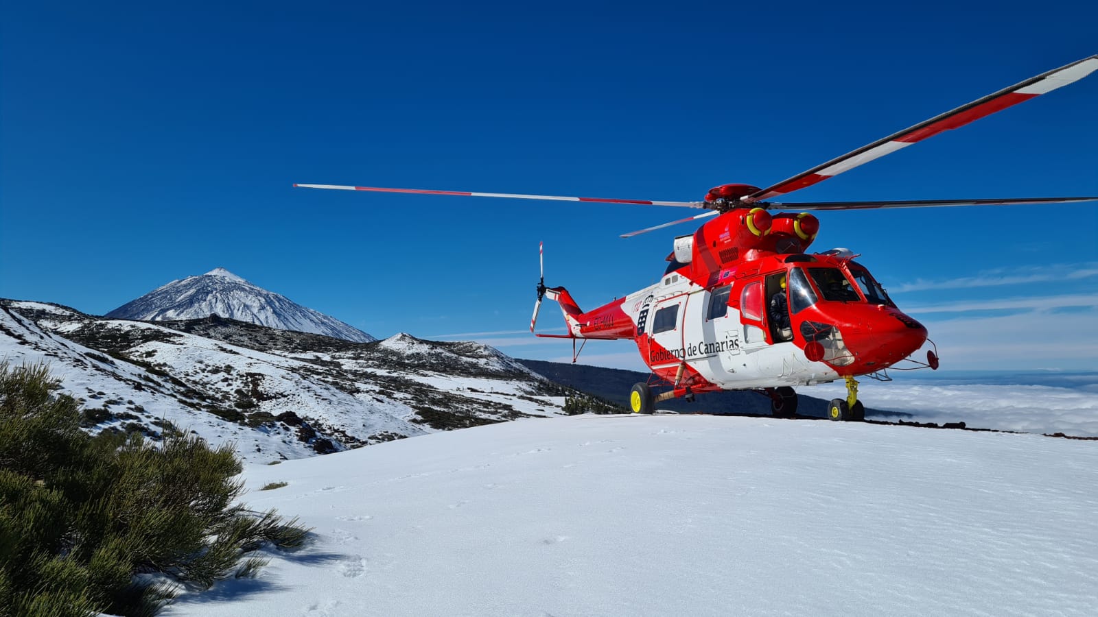 Man rescued by helicopter after falling on ice on Teide