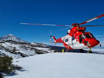 Man rescued by helicopter after falling on ice on Teide