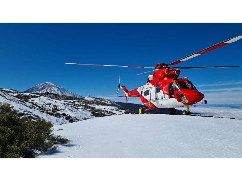 Man rescued by helicopter after falling on ice on Teide