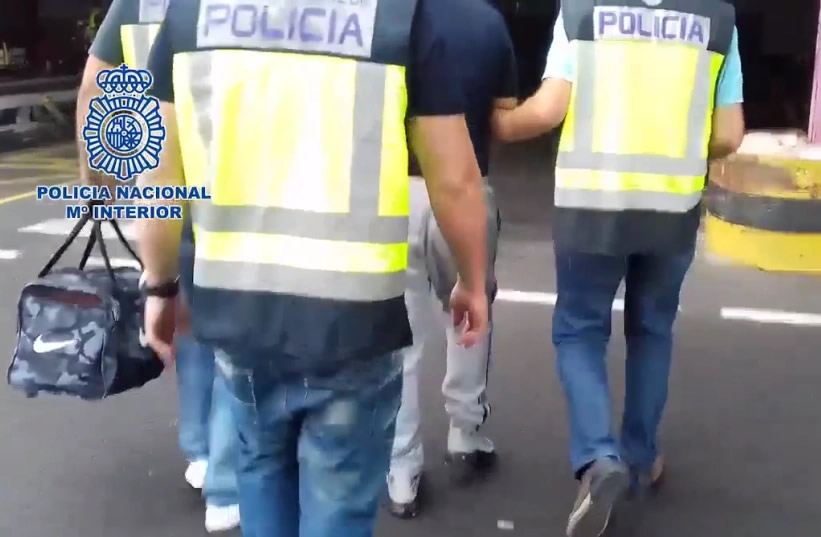 Man threatens to kill police by blowing up a gas cylinder in Santa Cruz