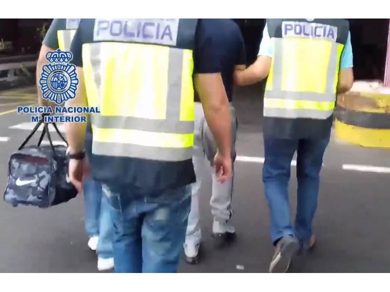 Man threatens to kill police by blowing up a gas cylinder in Santa Cruz