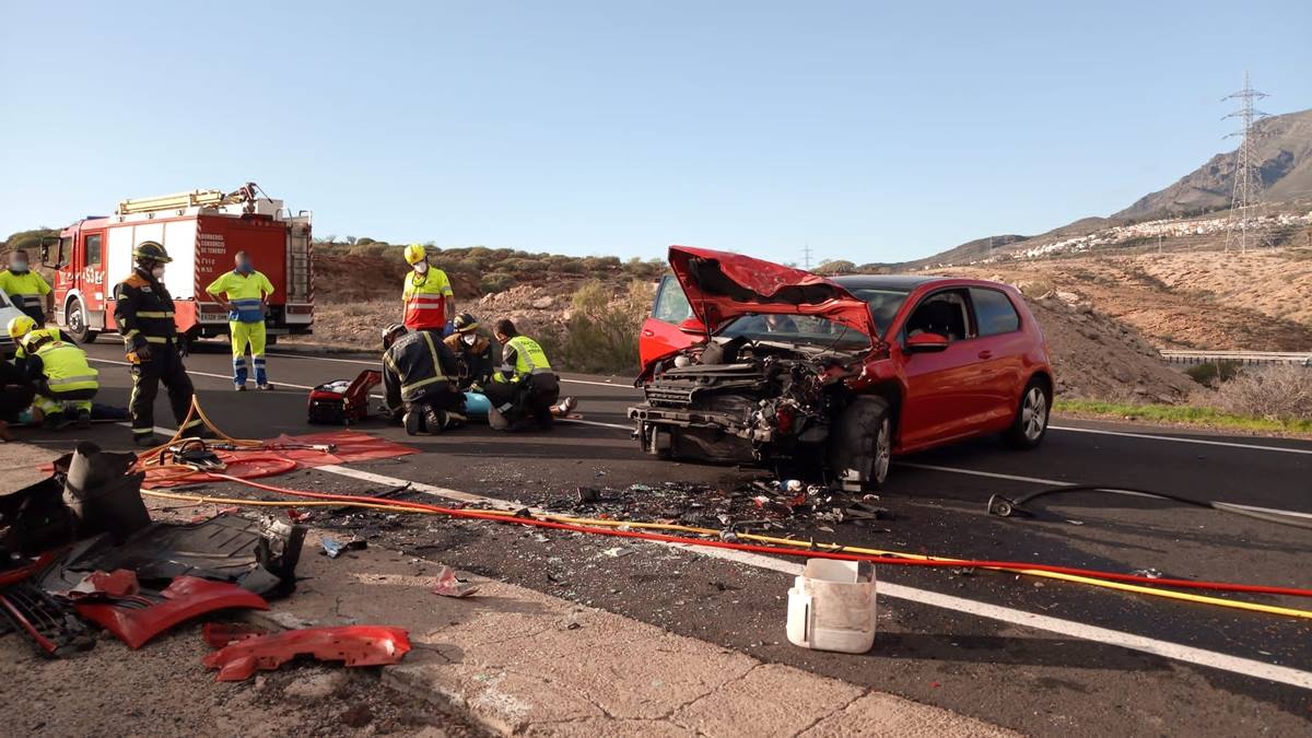 Three injured, including a 4 year old girl, in car accident in Arona
