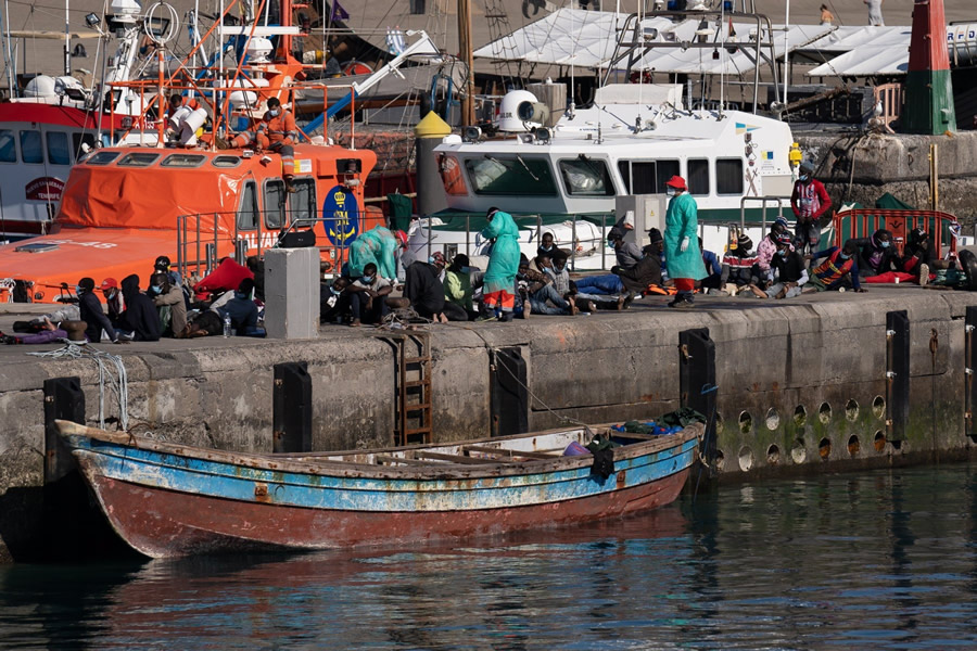 Good weather sees the arrival of more boats with 375 people in just three days