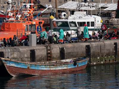 Good weather sees the arrival of more boats with 375 people in just three days