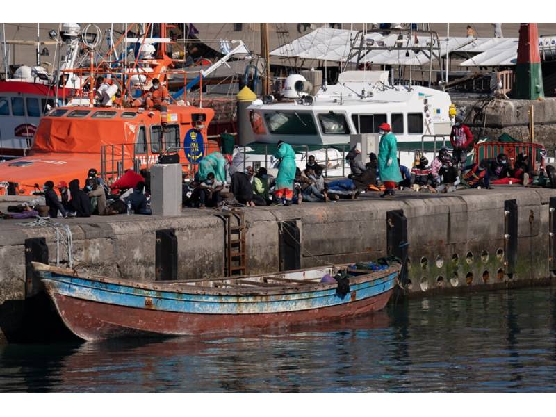 Good weather sees the arrival of more boats with 375 people in just three days