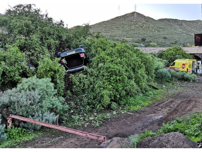 Car leaves road and turns over spectacularly in La Laguna!