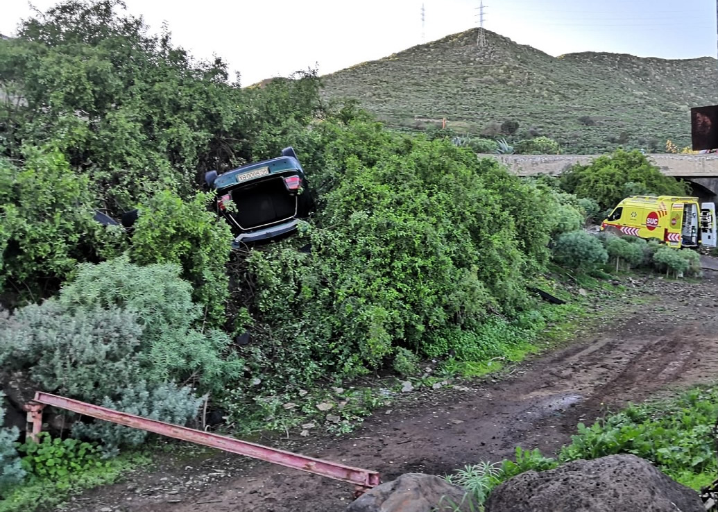 Car leaves road and turns over spectacularly in La Laguna!