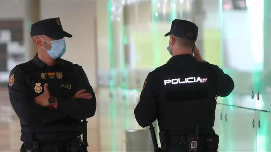 Mask-less man arrested for threatening people in the street and spitting at police