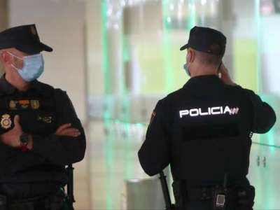 Mask-less man arrested for threatening people in the street and spitting at police