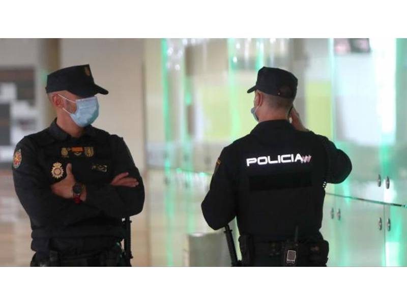 Mask-less man arrested for threatening people in the street and spitting at police