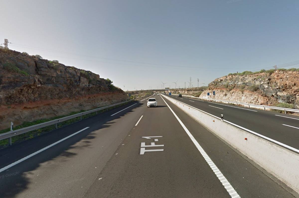 Aeroplane almost collides with cars on the motorway in Tenerife