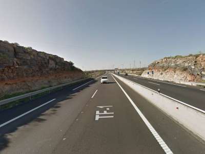 Aeroplane almost collides with cars on the motorway in Tenerife