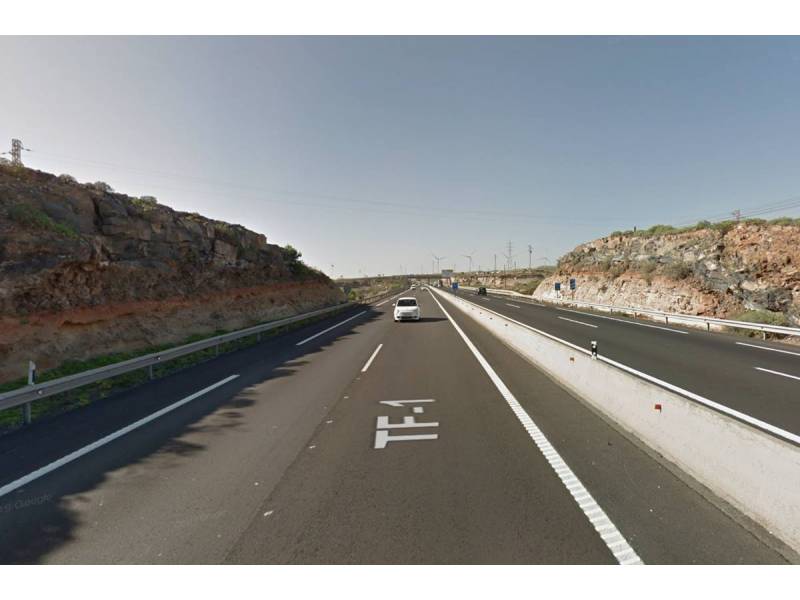 Aeroplane almost collides with cars on the motorway in Tenerife