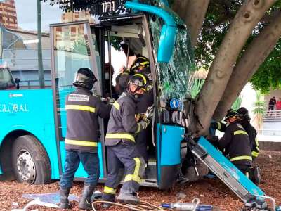 Bus driver rescued after crashing into a tree in Las Palmas