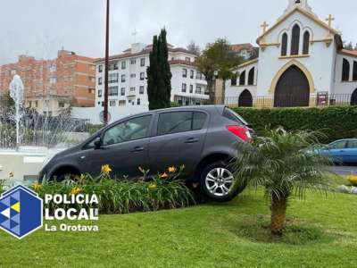 Parked car rolls down hill and ends up in a fountain in La Orotava