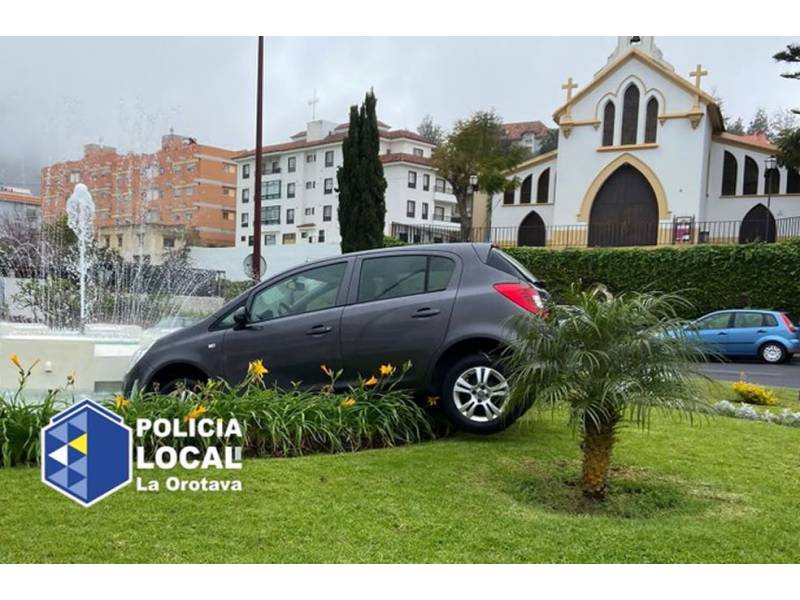 Parked car rolls down hill and ends up in a fountain in La Orotava