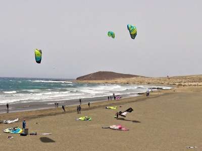 Off-duty policeman saves kite surfers life in La Tejita