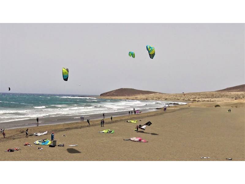 Off-duty policeman saves kite surfers life in La Tejita