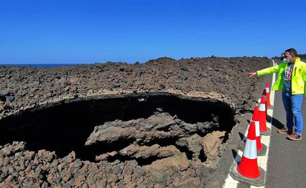 Cabildo agrees to repair sinkholes on Los Hervideros highway in Lanzarote