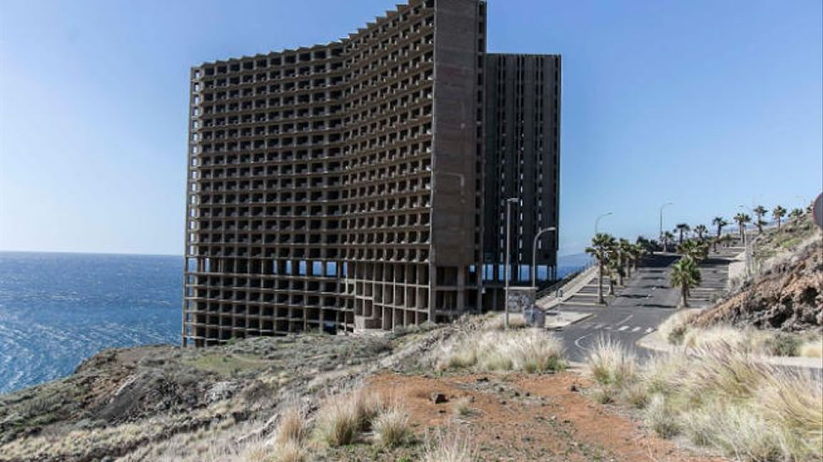 Urban planning orders demolition of half finished Añaza aparthotel
