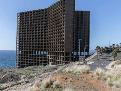 Urban planning orders demolition of half finished Añaza aparthotel
