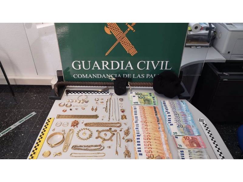 Three arrested for stealing more than 8,000 euros in jewellery 