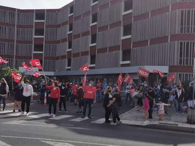 Employees at the Alborada hotel in Las Galletas strike to demand wages