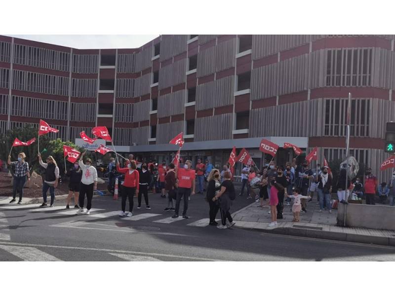 Employees at the Alborada hotel in Las Galletas strike to demand wages