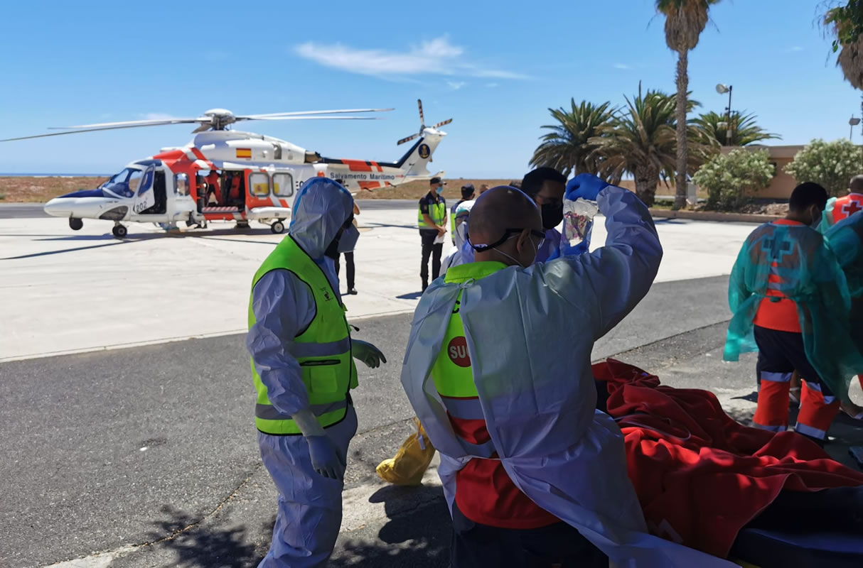 Four dead and 19 hospitalized after being rescued from a cayuco