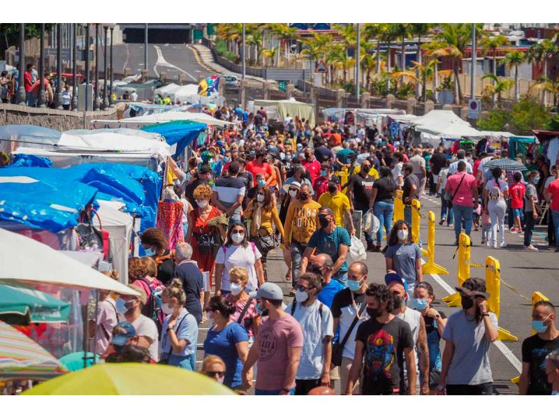 Mass queues as Santa Cruz market re-opens after being closed for months