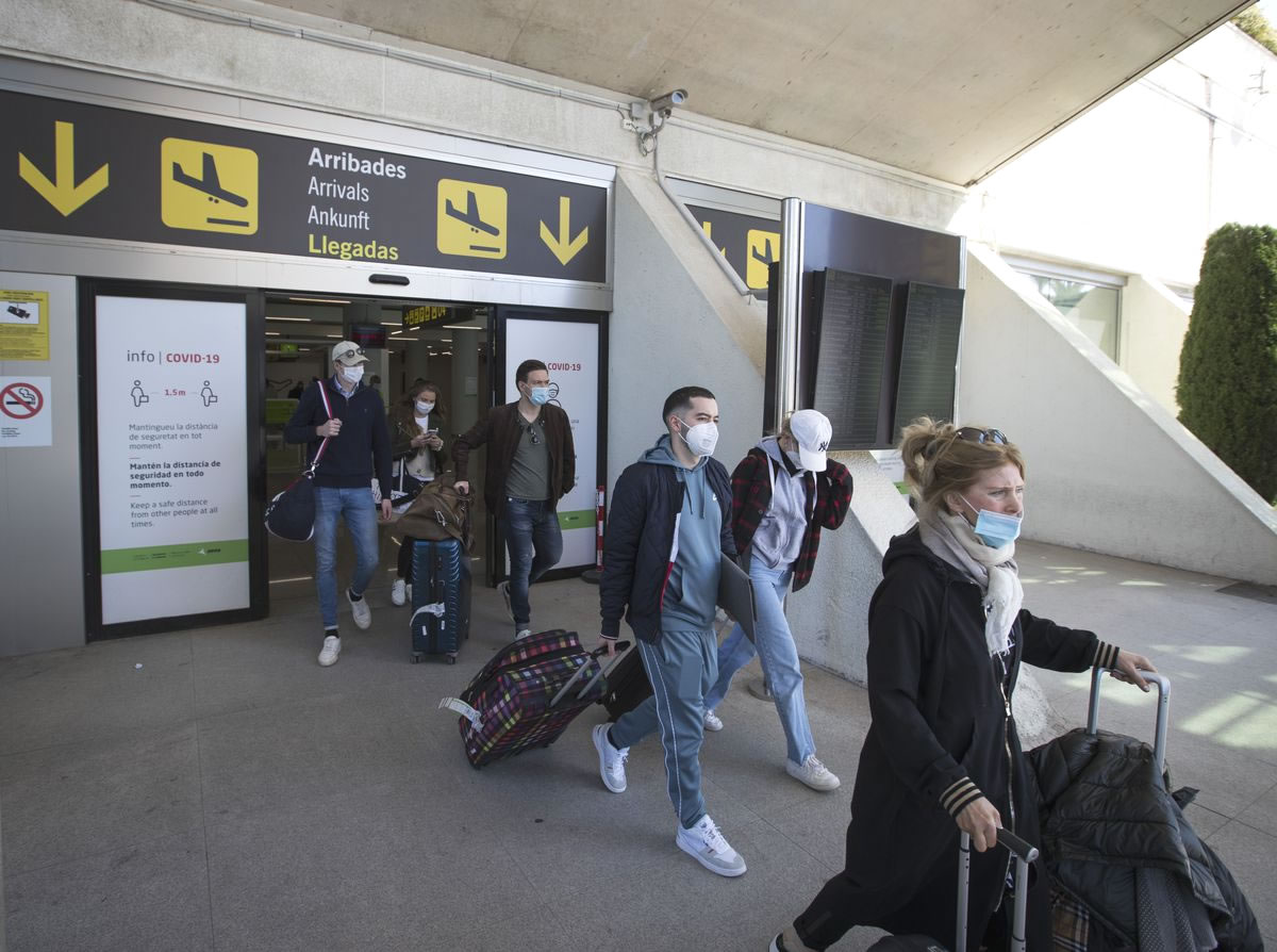 The UK is studying tourist travel to the Canaries and Balearic Islands in May