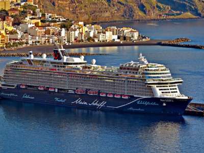 The Canaries have 25,000 cruise passengers despite the global stoppage