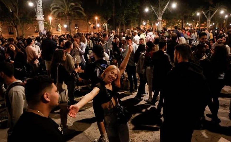 Street parties across Spain as the state of alarm finishes
