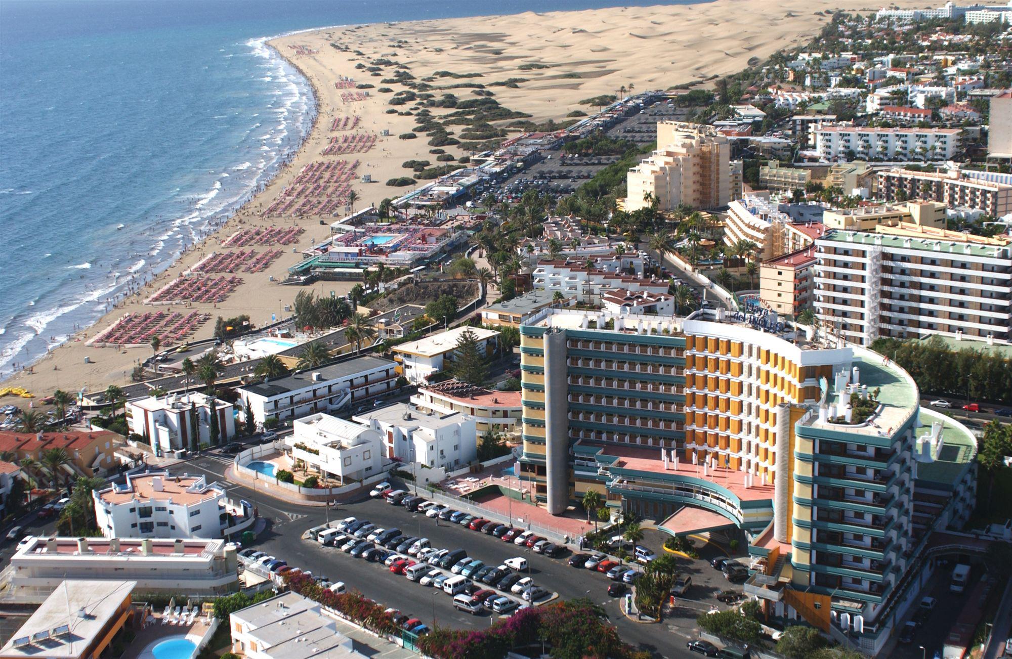 Teenage girl falls to her death from 8th floor balcony in Gran Canaria
