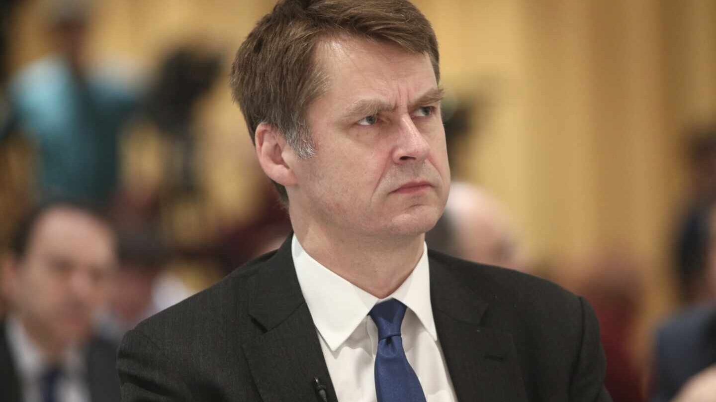 The British ambassador defends Canary Islands green list exclusion