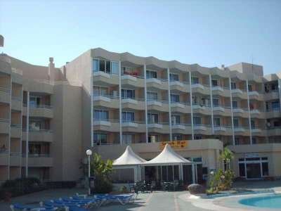 Fifty families being threatened in apartment rental scam in Golf Del Sur