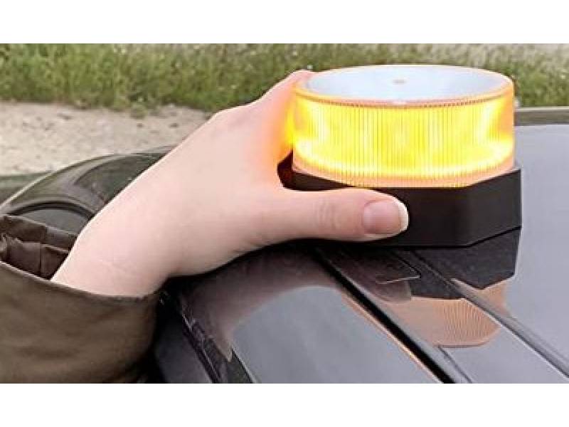 Orange beacon lights are a new requirement in case of breakdown from July 1st